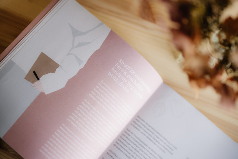 The Art of Growing – A creative Journey into motherhood. Ein liebevoll gestalteter Begleiter für deine Schwangerschaft und den Übergang ins Mutter werden. Es unterstützt dich dabei, mental gestärkt deinen ganz persönlichen Weg zu finden.