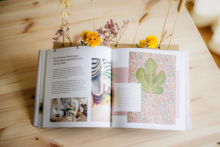 The Art of Growing – A creative Journey into motherhood. Ein liebevoll gestalteter Begleiter für deine Schwangerschaft und den Übergang ins Mutter werden. Es unterstützt dich dabei, mental gestärkt deinen ganz persönlichen Weg zu finden.
